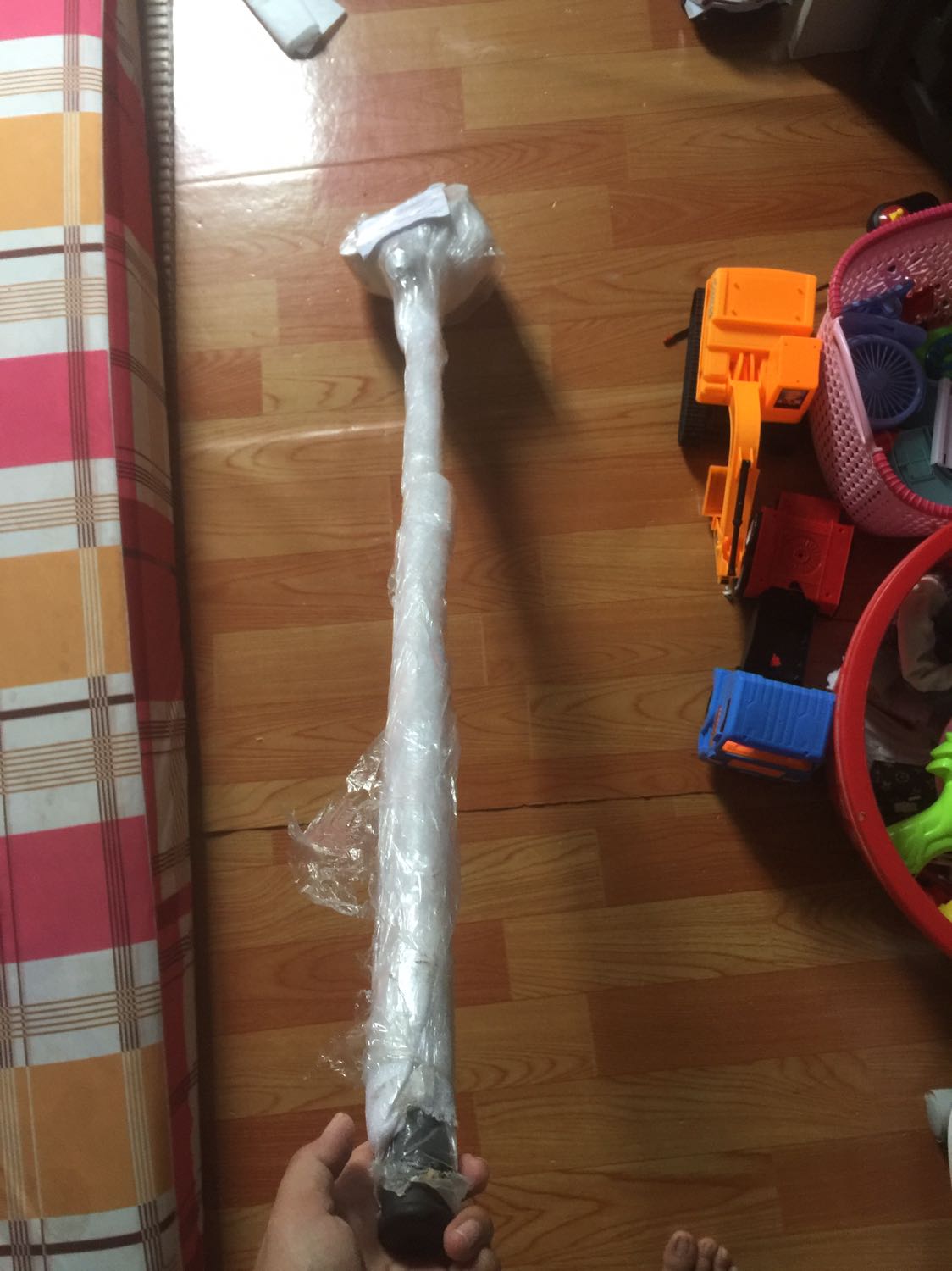 Đường kính miệng bé xíu à, ốc vặn lỏng lẻo, thân inox thiết kế khá tiện dụng, đóng gói kĩ