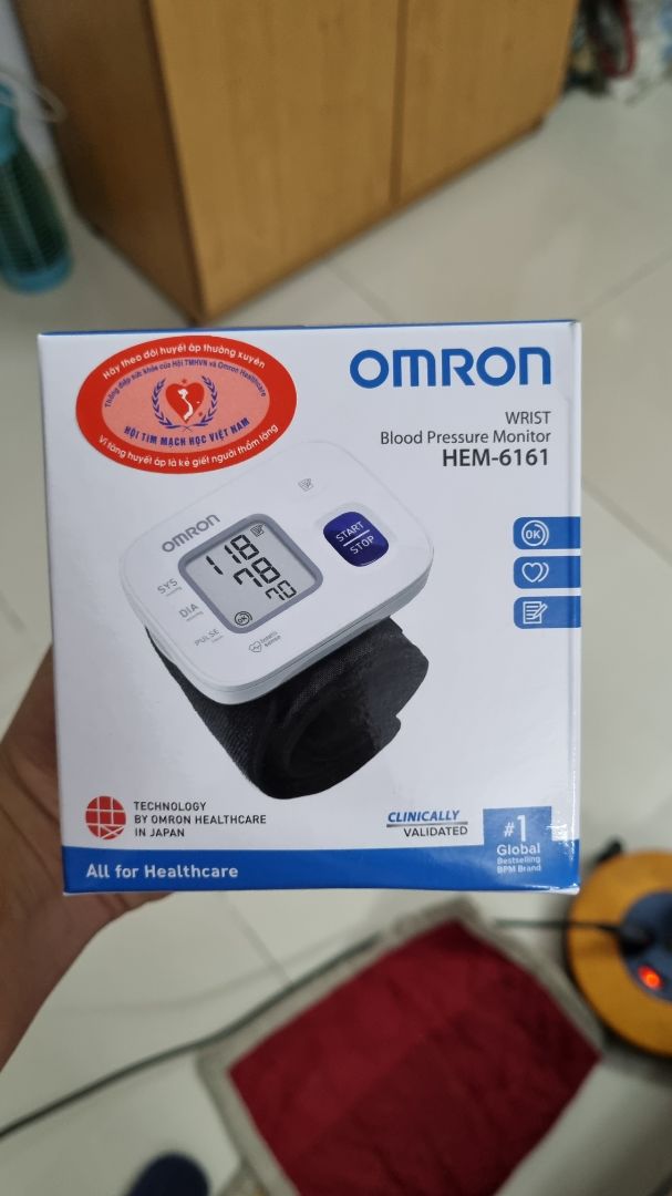 Giao hàng rất nhanh. Máy chính hãng, xài tốt, hiển thị số rõ ràng, bảo hành 5 năm. Sai số cao hơn loại đo bắp tay nhưng có ưu điểm về sự linh động và tiện dụng.