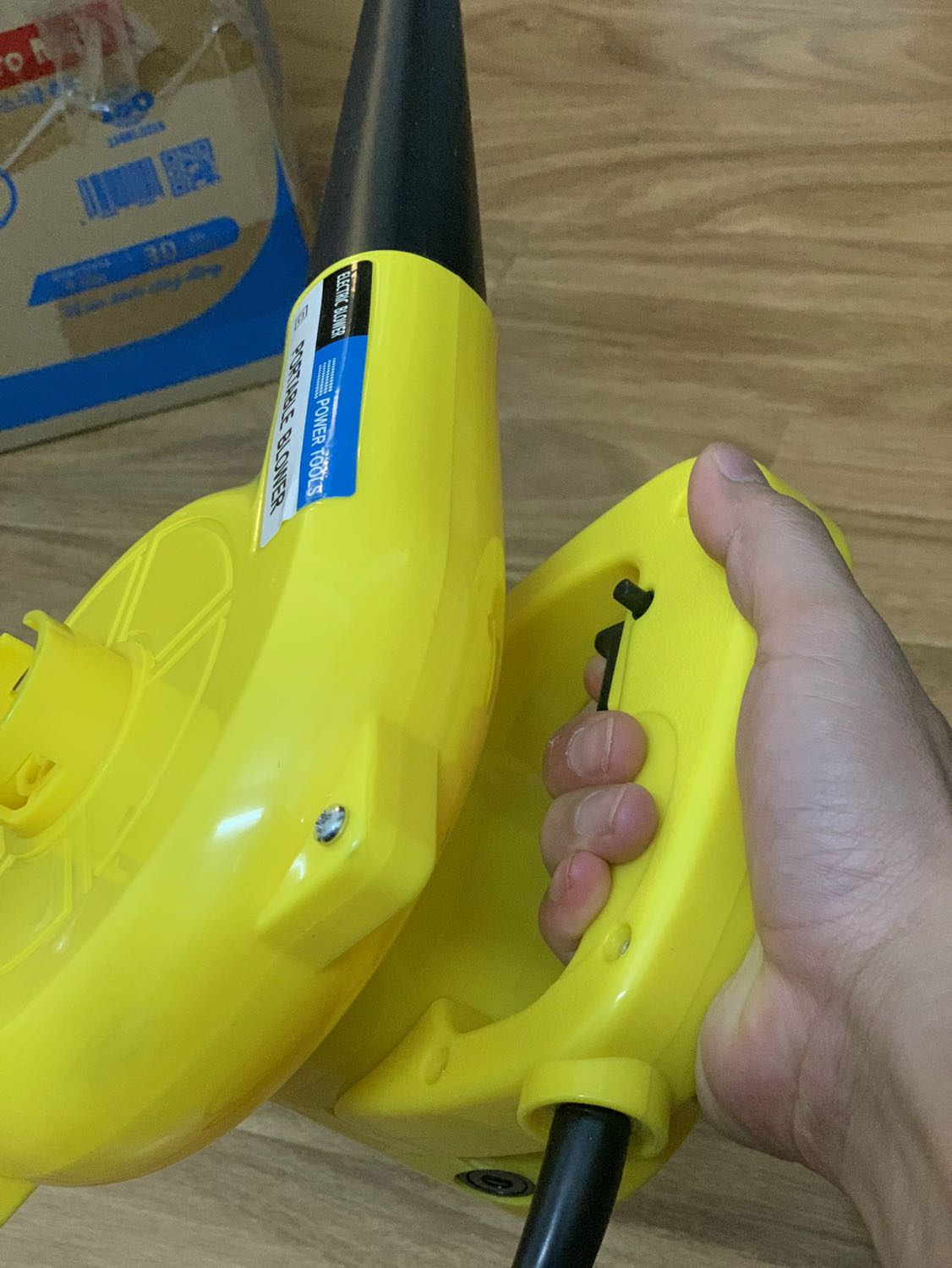 Máy cầm vừa tay, thao tác gọn. Thổi mạnh gớm, xem video nhé. Nãy mình có mở ra check thì lõi đồng như shop mô tả. 
Trước mua con máy 499k giờ cty muốn mua thêm nên thử mua máy này, bước đầu thấy cũng ngon như máy kia. Các bạn yên tâm mua nha.