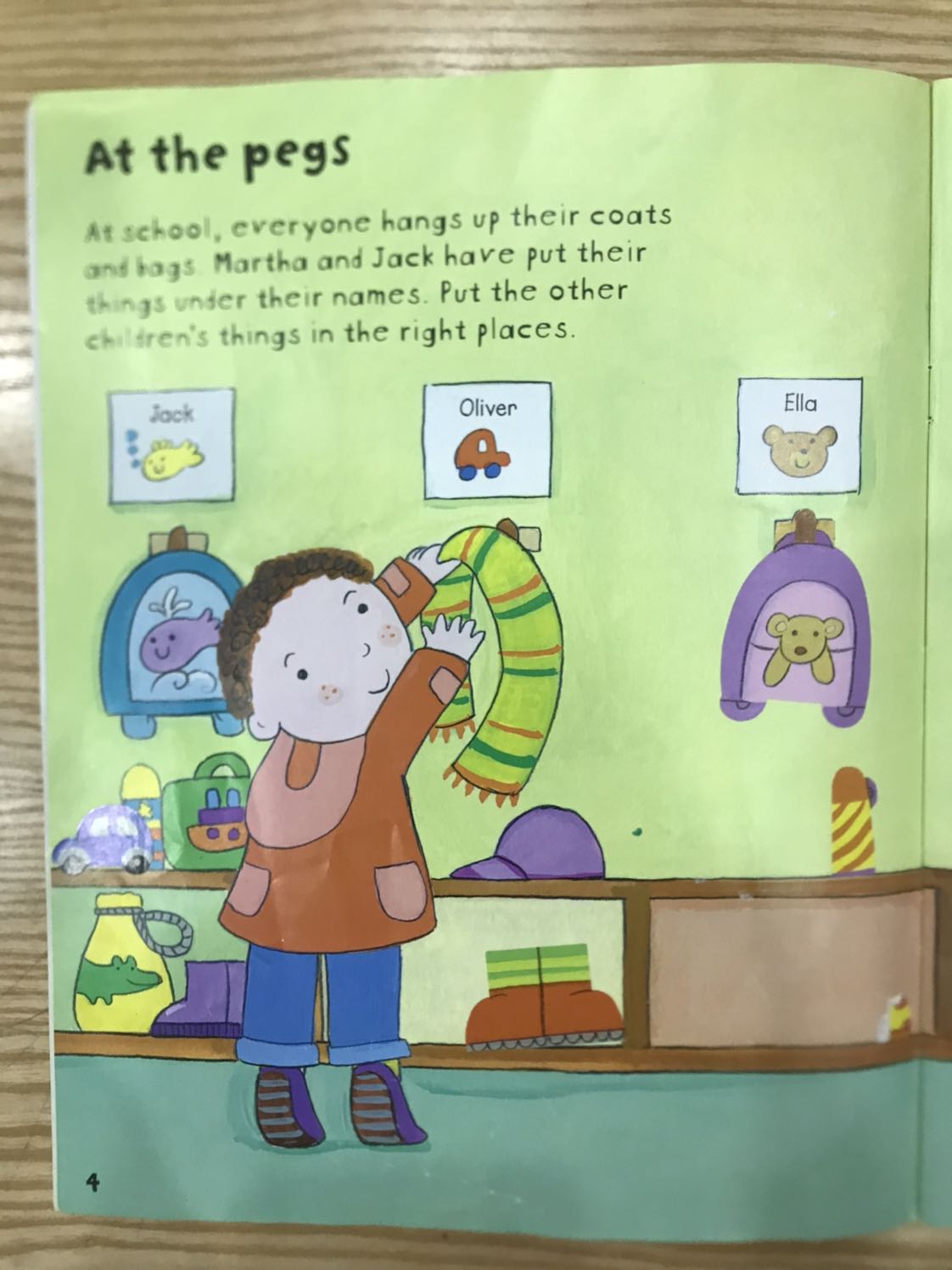 Mình mua đc sale nên giá đâu khoảng 70-80k gì đó k nhớ lắm but bé rất thích dán sticker. Sách đep. Chất lượng.