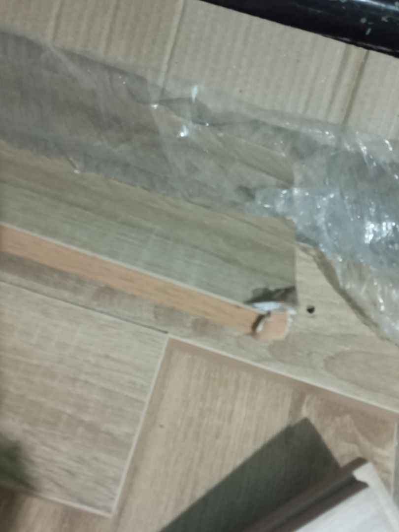 Tôi không thấy hài lòng với sản phẩm này, mới khui hàng ra thấy thế này thì chán bỏ xừ. Tôi nghĩ shop cần lót thêm 4 miếng đệm mút ở ngay 4 góc để tránh xảy ra trường hợp hi hữu này. Hi vọng shop đọc !!! :"(