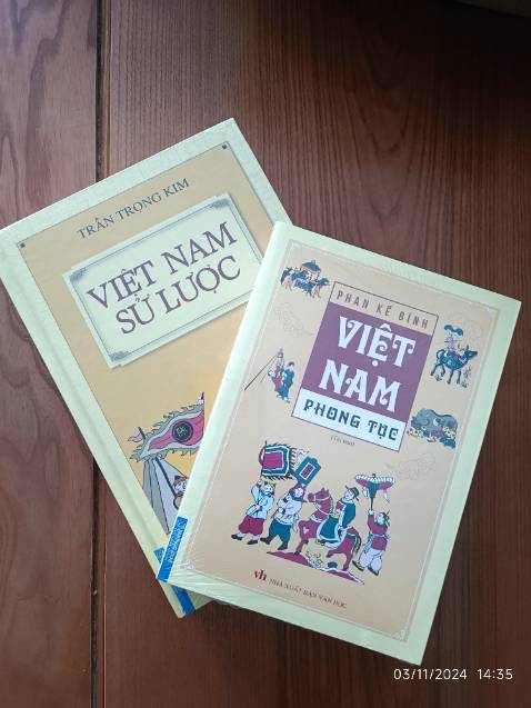 Vào ngày cuối tuần mình muốn đọc 1 cái gì đó về văn hoá truyền thống vì dù gì cũng sắp Tết rồi, thấy cũng hay và đọc thể loại văn hoá thì không phải tư duy quá nhiều như các thể loại khác. Đọc với tâm lý tiếp thu.

Ngôn ngữ bình dị, thân thuộc mà lại đậm chất Việt Nam.

Đánh giá: Vận chuyển nhanh, khoảng 1 tiếng nhận được.
Nội dung: Chưa bóc tem. Kỳ vọng là một cuốn sách ha.
