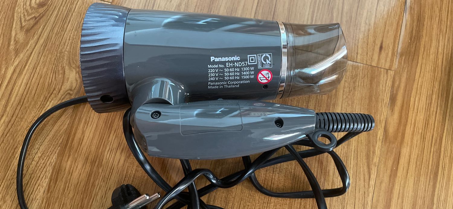 Vẫn là thương hiệu bền, công suất 1300w 220v. Phần lưới hút gió làm bằng kim loại bền hơn các model cũ làm bằng nhựa. Chất lượng tốt, đáng giá hơn tầm tiền. Các bạn nếu chưa cần gấp thì nên canh sale rồi mua, tiết kiệm được kha khá.