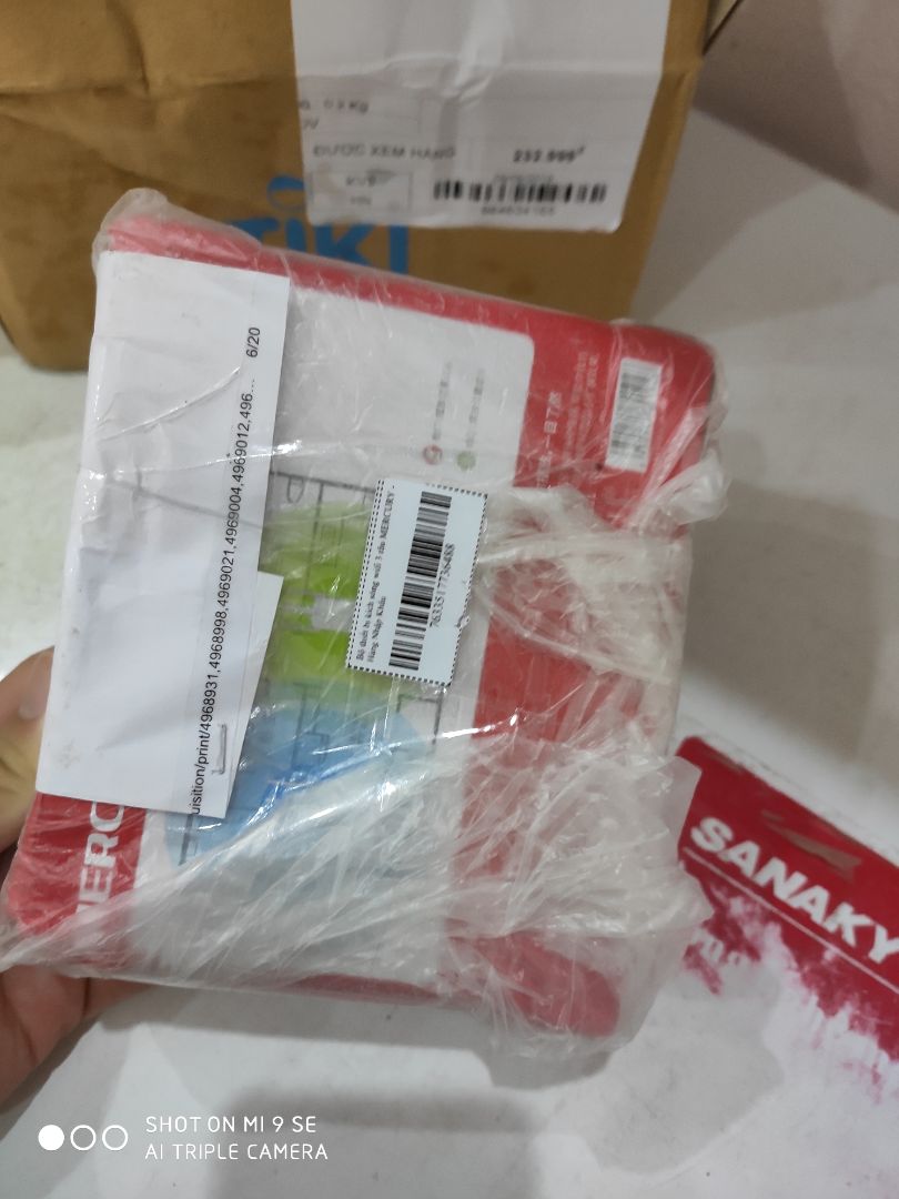 Đóng hộp cẩn thận, tuy nhiên không biết do vận chuyển hay thế nào nhưng hộp bị bóp ở nhiều chỗ và cũ, tùy nhiên không ảnh hưởng đến thiết bị.