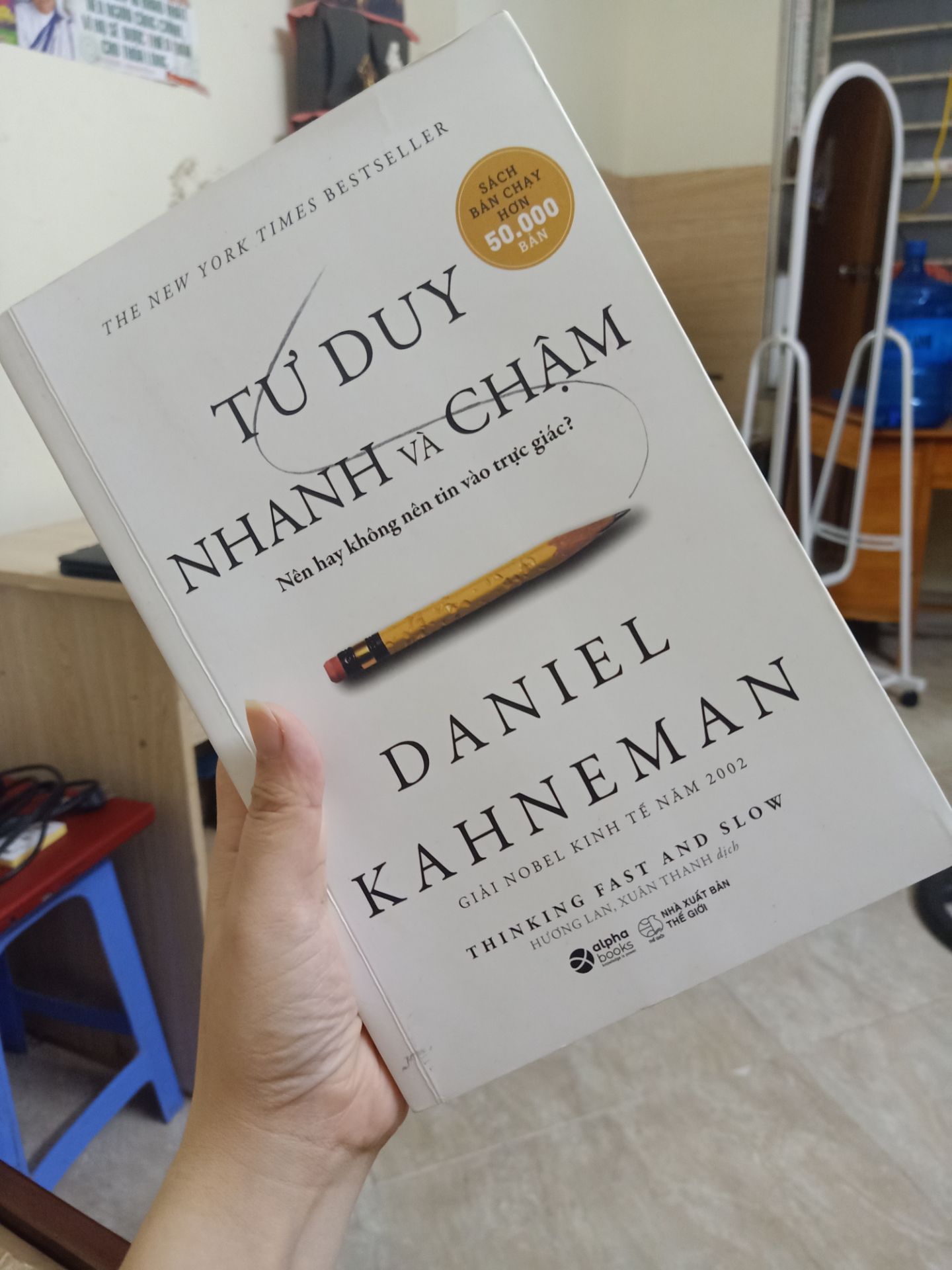 Mình k phải dân kinh tế hay tâm lý nhưng quyết định mua. 
Dường như hơi quá sức với sự kiên trì nên đọc được 1 nửa thôi bỏ ra đánh giá luôn.
Nội dung nhiều ng khen rồi. Hình thức sách ổn với mình