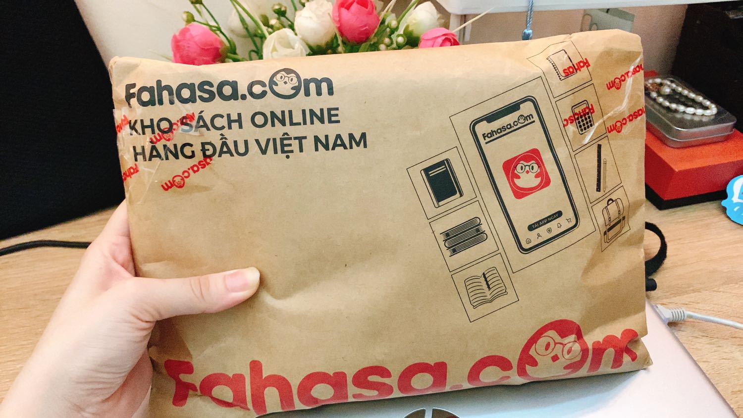 Sách được đóng gói cẩn thận, chắc chắn, có bọc chống sốc cho tất cả các sách, riêng cuốn này có thêm bọc ngoài sách nên mới và đẹp, rất hài lòng 🥰 chưa kịp đọc nhưng hy vọng sách hay