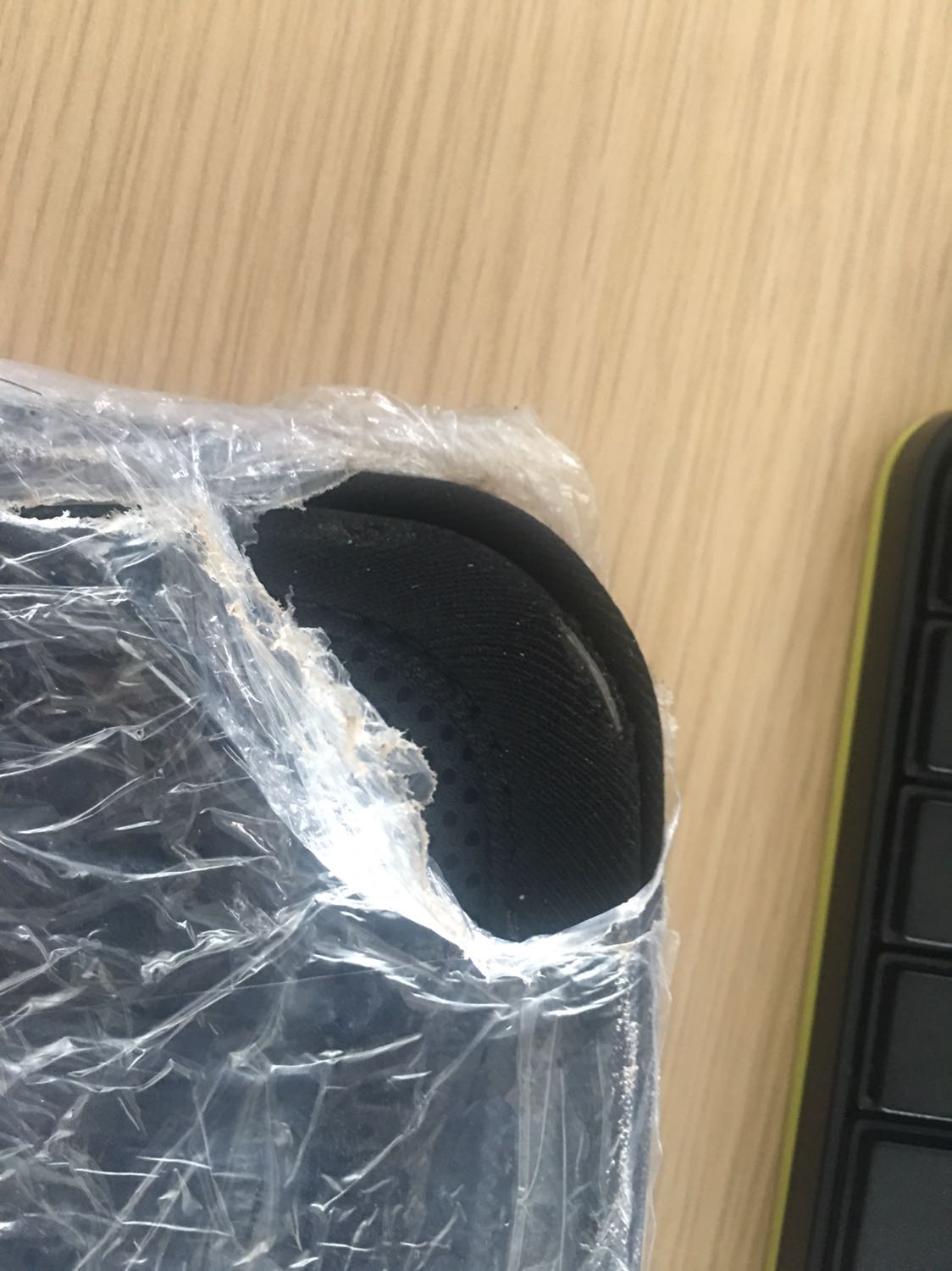 Gói hàng kỹ, nhưng vận chuyển quá tệ. Làm rách vải của khung luôn. Không biết phải nói gì. Gói hàng kỹ, nhưng vận chuyển quá tệ. Làm rách vải của khung luôn. Không biết phải nói gì.