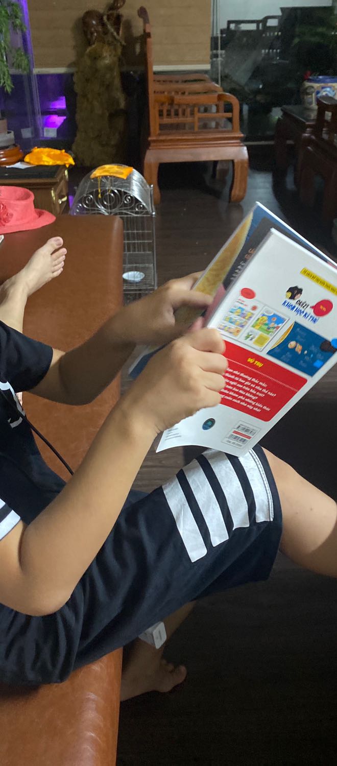 quyển này rất hay và buồn cười quyển sách này mang lại rất nhiều những thứ bổ ích trên thế giới mà đọc lại biết thêm về vũ trụ con nhà mình rất thích nha cả trai cả gái đều thích hết mình thấy quyển này rất phù hợp với con nhà mình