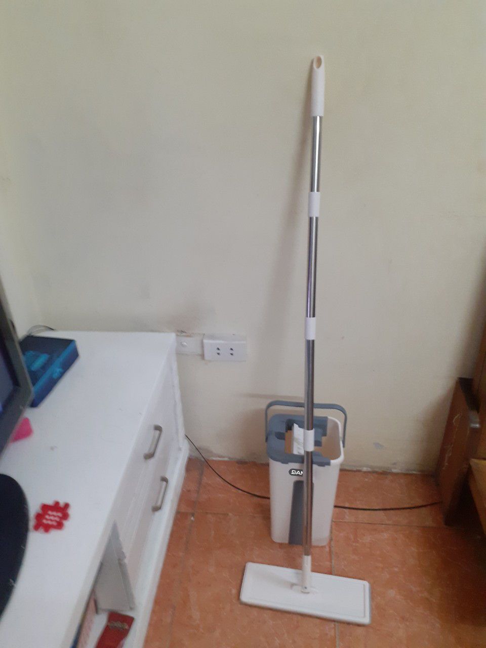 Shop giao hàng nhanh. Đóng gói kỹ càng cẩn thận. Bộ lau nhà khá là đẹp, thùng lau có vẻ chắc chắn. Chổi lau cầm chắc tay, thoải mái khi dùng. Lắp các bộ phận với nhau cũng dễ. Thùng lau nhà có sẵn 2 ngăn giặt và vắt riêng. Vắt nước nhanh khô, không tốn sức lắm. Mình thấy cũng dễ sử dụng, lau dọn nhà cửa đỡ vất vả hơn. Mình mua về để thay thế bộ lau nhà cũ mà vợ ưng quá chừng. Nên mua nha mọi người ơi.