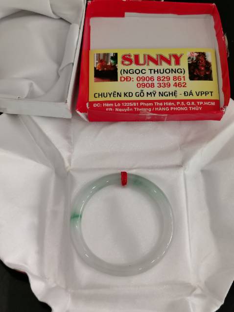 Cảm ơn shop nhiều lắm, shop bán hàng rất có tâm tư vấn nhiệt tình, vòng ở ngoài nhìn rất đẹp, đá bóng sáng đẹp lắm luôn