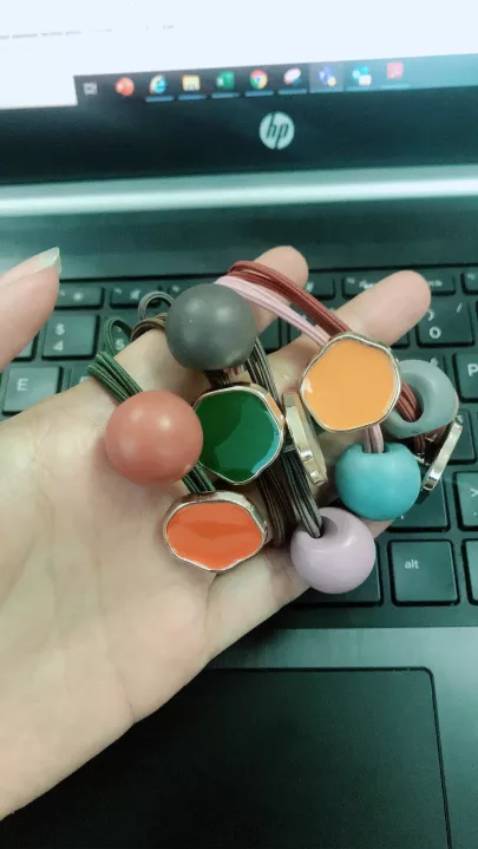 dây buộc tóc nasi morandi dễ thương lắm, dây chắc chắn co giãn tốt không kén tóc. Quá ok