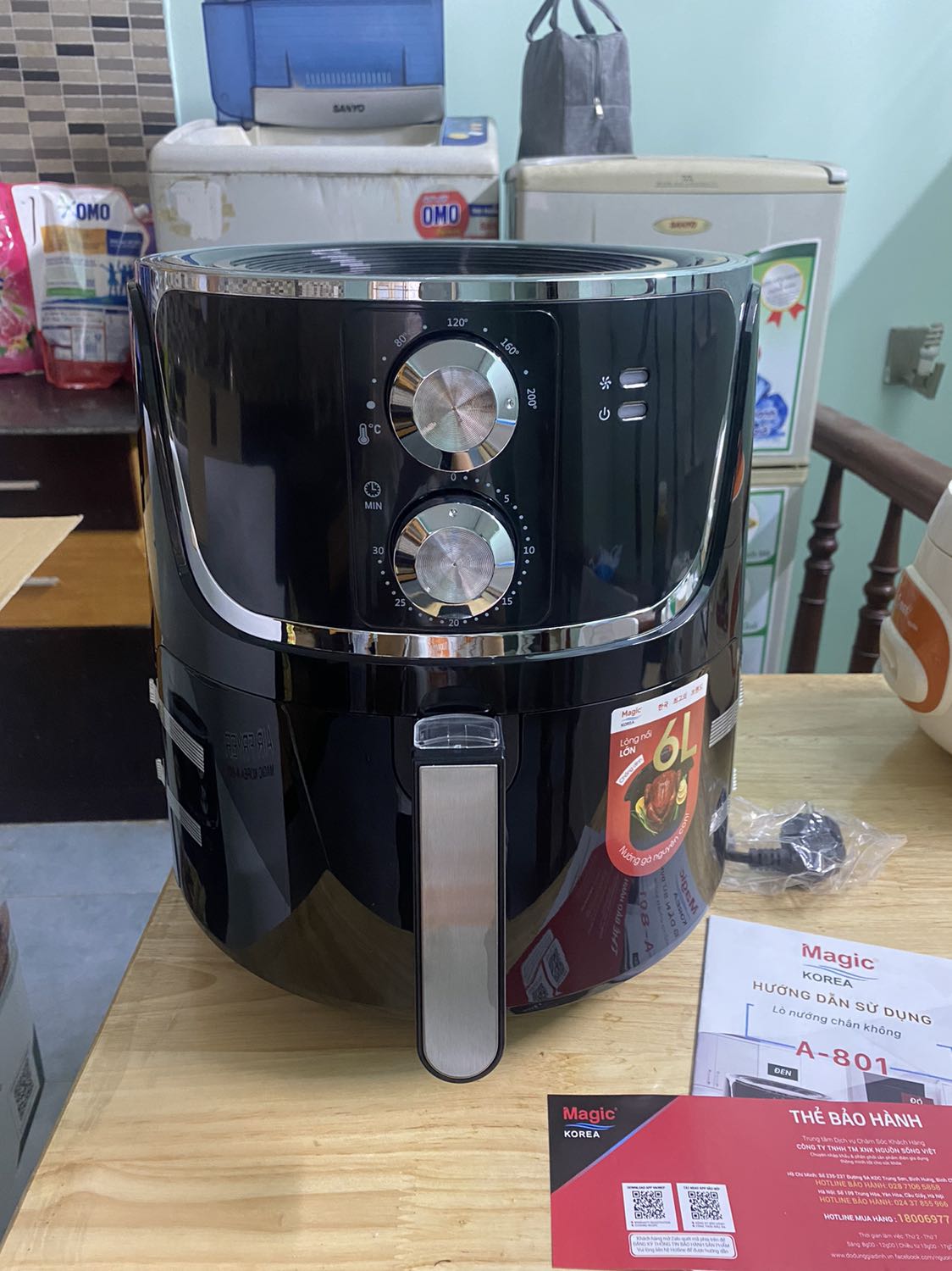 Nồi đẹp, to hơn bình nước 20l mng nha. Trước khi nấu mình làm theo đúng hướng dẫn của hãng: rửa bằng nước cho sạch, khô rồi bôi lớp cà phê sữa vào nồi, hit nhiệt nóng chút trong 5p (mình tự set 80 độ), xong đâu đấy rửa lại với nước rồi để khô. Sau dùng nướng thịt chả có mùi nhựa, sơn gì hết. Lúc nấu quạt gió kêu hơi to nhưng cũng chấp nhận đc. Mình nướng thịt như hình, set 200 độ 15 phút xong phải lật mặt và nướng thêm 10 phút nữa thì mặt dưới mới vàng mng nhé. Nồi này phải lặt mặt ý mới vàng 2 mặt được, k biết nồi các hãng khác thì sao. Thịt nướng xong ăn bì giòn, thịt vẫn ngọt ngon. Nói chung okela lắm ạ 👍