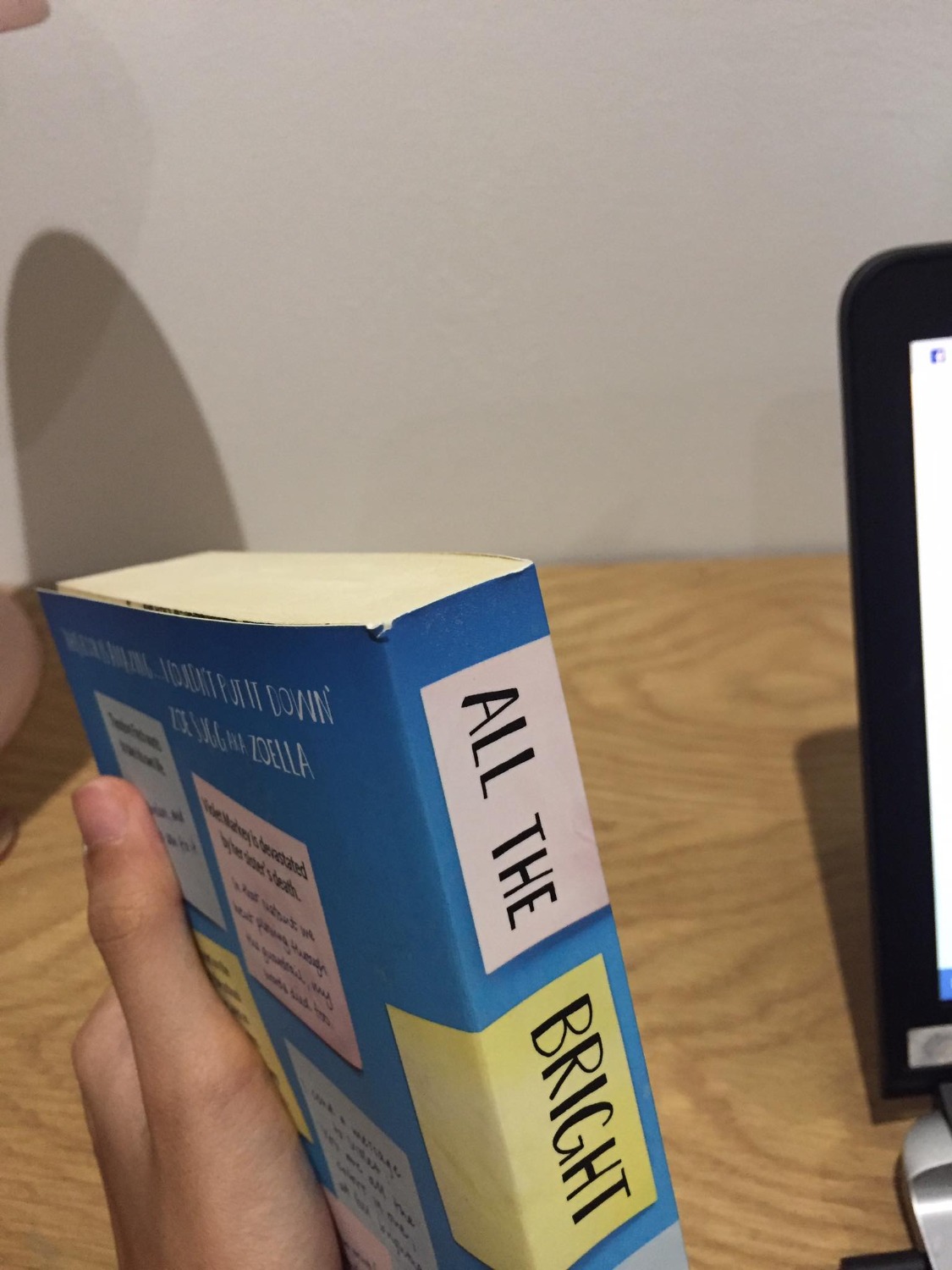 Mua sách lúc chỉ còn 2 3 quyển cuối nên khá sợ là sách sẽ bị hư hỏng hay nhăn, hơn nữa Tiki còn không hỗ trợ bookcare cho sách này.  Nhưng chất lượng sách lại ổn hơn mình nghĩ. Giấy bên trong có bị kéo nhăn một chút nhưng theo mình là do phía sản xuất làm loại sách nó có vết nhăn như vậy chứ không phải do lỗi hay sách cũ. Giấy loại thô ráp loại này mình rất thích, không mỏi mắt, tuy nhiên sẽ có một số bạn tưởng rằng giấy bị đen do không trắng bằng giấy bình thường. Hơi bị lỗi một chút ở góc sách nhưng vì là quyển cuối nên thôi chịu vậy. Nếu như Tiki hỗ trợ bookcare cho sách thì sẽ tốt hơn. 
Nội dung mình chưa đọc nhưng về ngoại hình thì khá hài lòng rồi. Cho tới giờ Tiki vẫn chưa làm mình thất vọng.