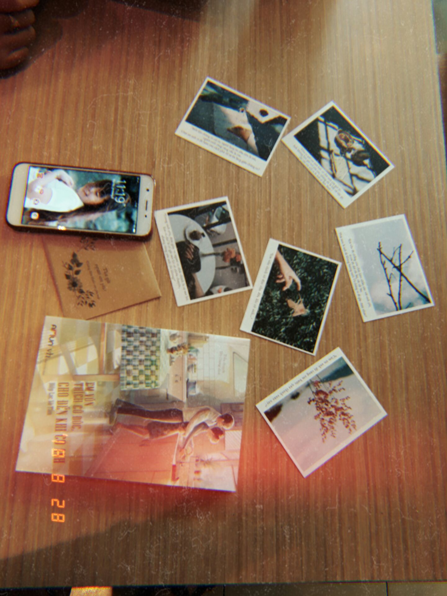 -TIKI: Giao hàng đúg giờ và nhanh ??. Shipper giao hàg trực thuộc tuyến Q12 siêu siêu dễ thươg ?, nói chuyện dễ thươg dễ nghe mà rất nhiệt tình. Bưu kiện hết 61k nhưg mình đưa 70k vì k có tiền lẻ thối lại cho mình 9k mà anh shipper bo luôn chỉ lấy 60k hâhhah ?. Mình thay đổi chổ nhận hàg nhưg vẫn nhiệt tình dù giao hàg giấc trưa nắg nóg dễ cọc, như shipper ở cty khác chắc mình bị mắg te tua tội "đàyngườita" ?
-SÁCH: Nội dung dễ thươg, hơi drama, hình vẽ cũg siêu dễ thươg luôn, quà tặg kèm chất lượg lắm nhe, mấy mẹ có crush ai thì tận dụg quà tặg kèm đi nha, à mà tận dụg vài câu sến súa trog sách post thính lên facebook cũg câu lắm, nhớ ghi nguồn để cảm ơn tác giá hâhhah ? Sách được gói kĩ, chau chuốt từg góc cạnh. Nói chug là CỰC THÍCH ? vậy nha. Tui đọc tiếp đây mấy ông. ???
#emvonthichcodocchodenkhicoanh 
#tiki