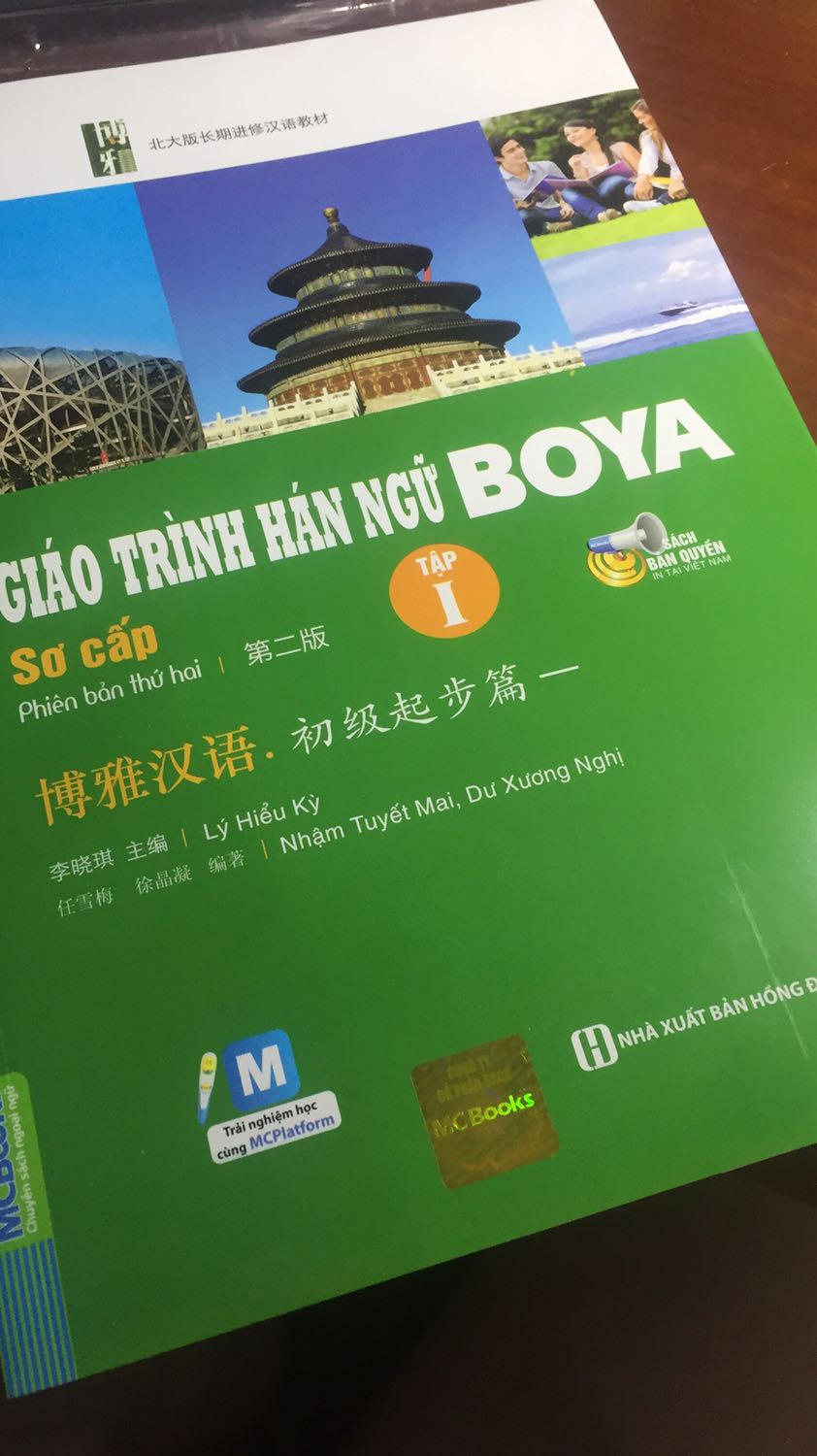 Giao hàng lâu, sách mới, gáy chắc chắn. Thiết nghĩ Tiki nên sửa lại nxb là nxb Hồng Đức đi, trên mô tả sản phẩm ghi nxb Đại học quốc gia HN nhưng lại giao nxb Hồng Đức. Nội dung thì không phải bàn cãi, có từ mới, hội thoại, ngữ pháp quan trong mỗi bài, cuối bài là bài tập để luyện tập. Sử dụng app để nghe.