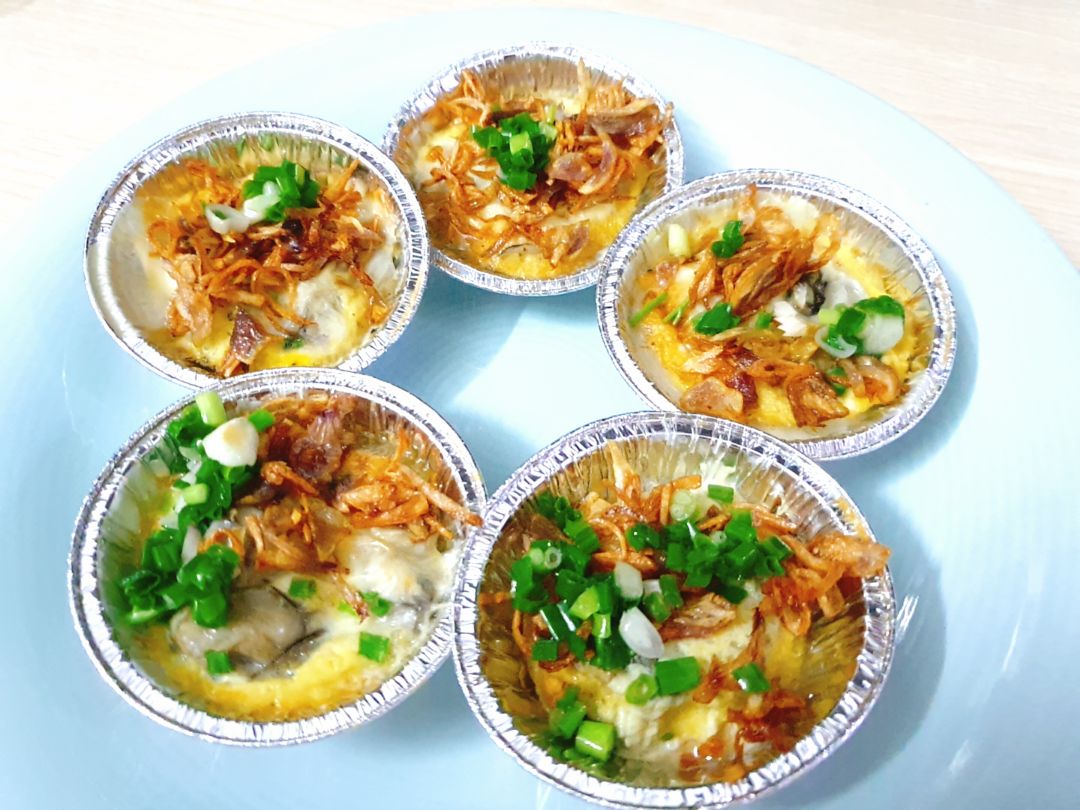 Nhà có 2 người vừa đủ ăn thôi. Đôi khi còn thấy hơi nhỏ í. Còn nhà đông nên mua loại to hơn. Nếu canh sale mua loại 9650 đôi khi hơn giá loại này có vài trăm. Nên cân nhắc mua loại to. Mình canh sale 4tr6 dc tặng kèm nồi cơm điện to chà bá lửa, dc tặng đúng lúc nồi cũ tróc hết lớp chống dính. Giao hàng siêu đỉnh luôn. Đặt hàng 1 cái sau 30ph shipper đã giao rồi.