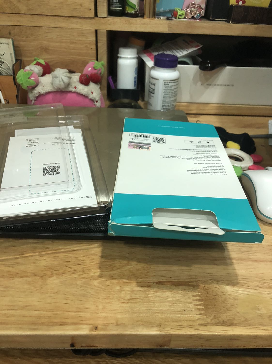 Kính dán vừa khít với máy ipX và case, thao tác dễ. Cảm ứng mượt và khá nhạy. Tuy nhiên ban đầu có hơi ngần ngại vì thấy hộp không có seal nắp hộp. Thôi thì tin tưởng tiki. Mong là sản phẩm đúng chính hãng.