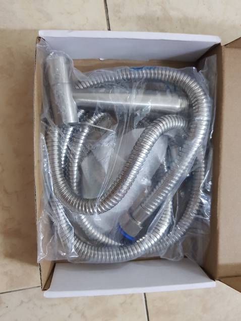 Bộ vòi xịt đúng mẫu, dây mềm mại nhìn thích lắm, nhìn sang trọng và chắc chắn , tháo lắp dễ dàng nhanh chóng