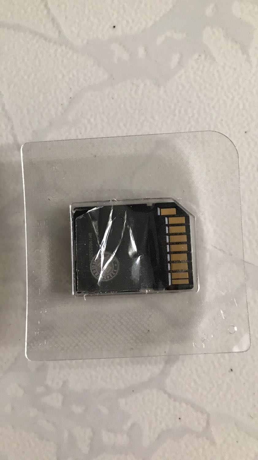 Shop cho mình hỏi thẻ nhớ này to như vậy sao cắm vào camera được, trước khi mua mình có hỏi là sử dụng được cho camera k thì shop bảo là được, giờ về tháo ra cắm thì k cắm được