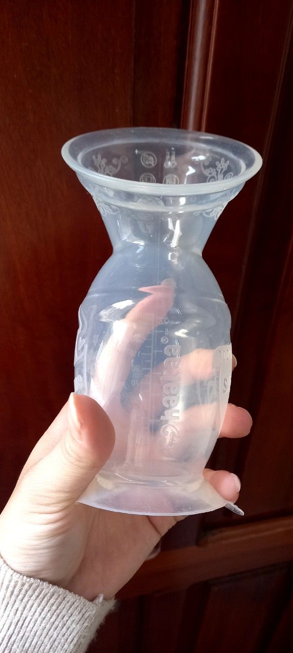 Mình xem bên riview cốc hứng sữa nên có tìm hiểu sane phẩm của Haakaa. Lên tiki đặt vừa nhận hàng xong, hàng chuẩn chính hãng hộp đựng xịn xò. Có thử dùng cốc rồi mới áp vô mà đã hút được sữa ra, miếng lót thì bạn mih dùng rồi cực kì tiện lợi mà k cần dùng khăn xô nữa, sạch sẽ thoáng mát ,nói chung là thích dã mannn 🥰🥰🥰