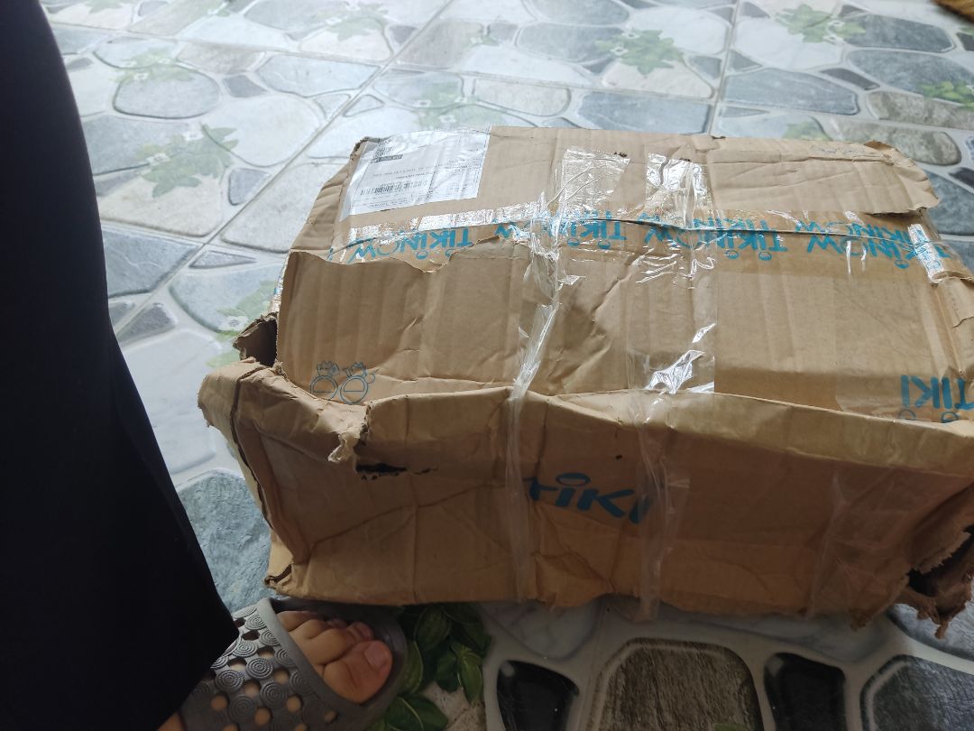 Mình đã từng nghe tới việc Tiki khâu gói hàng khá tệ, nhưng bây giờ mình mới thấy tận mắt. Quả thực quá tệ ạ. Rất may sách bên trong không ảnh hưởng gì nhiều nên mình vẫn chấp nhận lấy hàng. Rất mong cải thiện thêm về khoản này