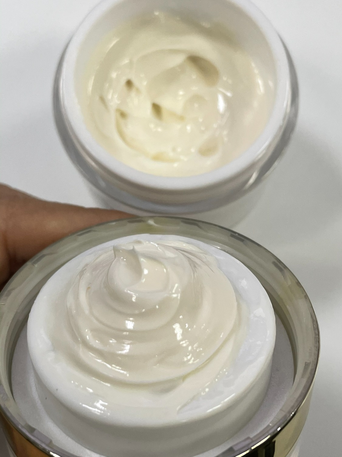 Mình thấy mấy dòng kem dưỡng của Oribe khá ổn. Loại kem ngày này ra theo mẫu giống với cái kem đêm nên dùng 1 bộ ngày đêm khá đẹp mắt mà lại hiệu quả, mua tặng sinh nhật bạn cũng okela. 
Nói về kem ngày thì mình thấy chất kem mịn, thấm nhanh vào da, dưỡng ẩm rất tốt, mình mới dùng được 2 tuần thấy da sáng lên và căng hơn, chứ chưa trắng bật tone, để da trắng lên chắc mất tầm cả tháng. Nhưng hiệu quả vậy cũng khá ok với dân văn phòng như mình, kem có chống nắng SPF 30 nhưng nếu bạn nào đi ngoài nhiều thì nên dùng thêm kem chống nắng chứ không mình nghĩ sẽ dễ đen hơn đó. Kem không thơm bằng kem đêm, nhưng chất kem thì đặc hơn kem đêm.