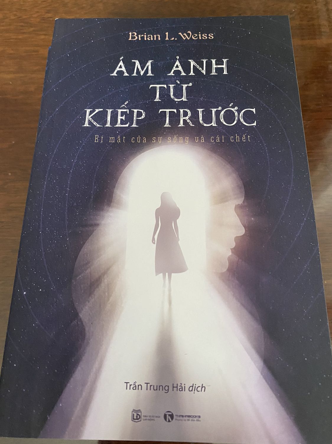 Giao hàng rất nhanh luôn, 10pm t2 đặt là 5pm t3 giao rồi. Sách mới nguyên không bị lỗi, mình may mắn là mua sách Tiki chưa gặp trường hợp sách bị dơ hay lỗi lần nào. Bao giờ đặt sách cũng băn khoăn là có nên mua gói bookcare hay không, muốn giữ sách bền lâu sạch đẹp nhưng vô đọc review toàn bảo bao bọc bị bung, trừ số lượng từa lưa trong khi ko có bao sách, hiu hiu