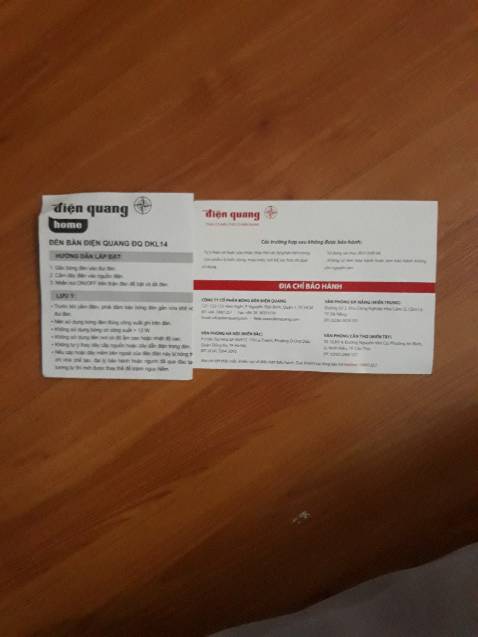 Giao hàng nhanh, đóng gói cẩn thận. Đèn không xứt mẻ gì, giao đúng màu. Bóng đèn đúng số wat. Nhà sản xuất khuyên dùng bóng đèn dưới 12W nhé. Có giấy bảo hành đầy đủ. Đèn Điện quang thì yên tâm. Mình dùng đó giờ k bị gì.
Mình thấy lạ ở chỗ là trang web chính hãng cho mình chọn Daylight hoặc Warmlight nhưng trên Tiki thì k thấy. Mình muốn sử dụng bóng trắng nên phải mua bóng khác thay vào.