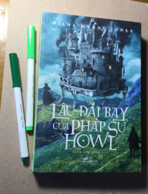 Sách được bọc chống sốc kĩ càng, bị móp tí thôi ko sao nè. Giao tầm 3 ngày là nhận được. Bìa xinh lắm, kiểu thần tiên nhiệm màu. Mình có xem phim này do Ghibli sản xuất và rất mê nên phải mua sách về đọc🌟💖 mãi iuuuu🫶😆❤️