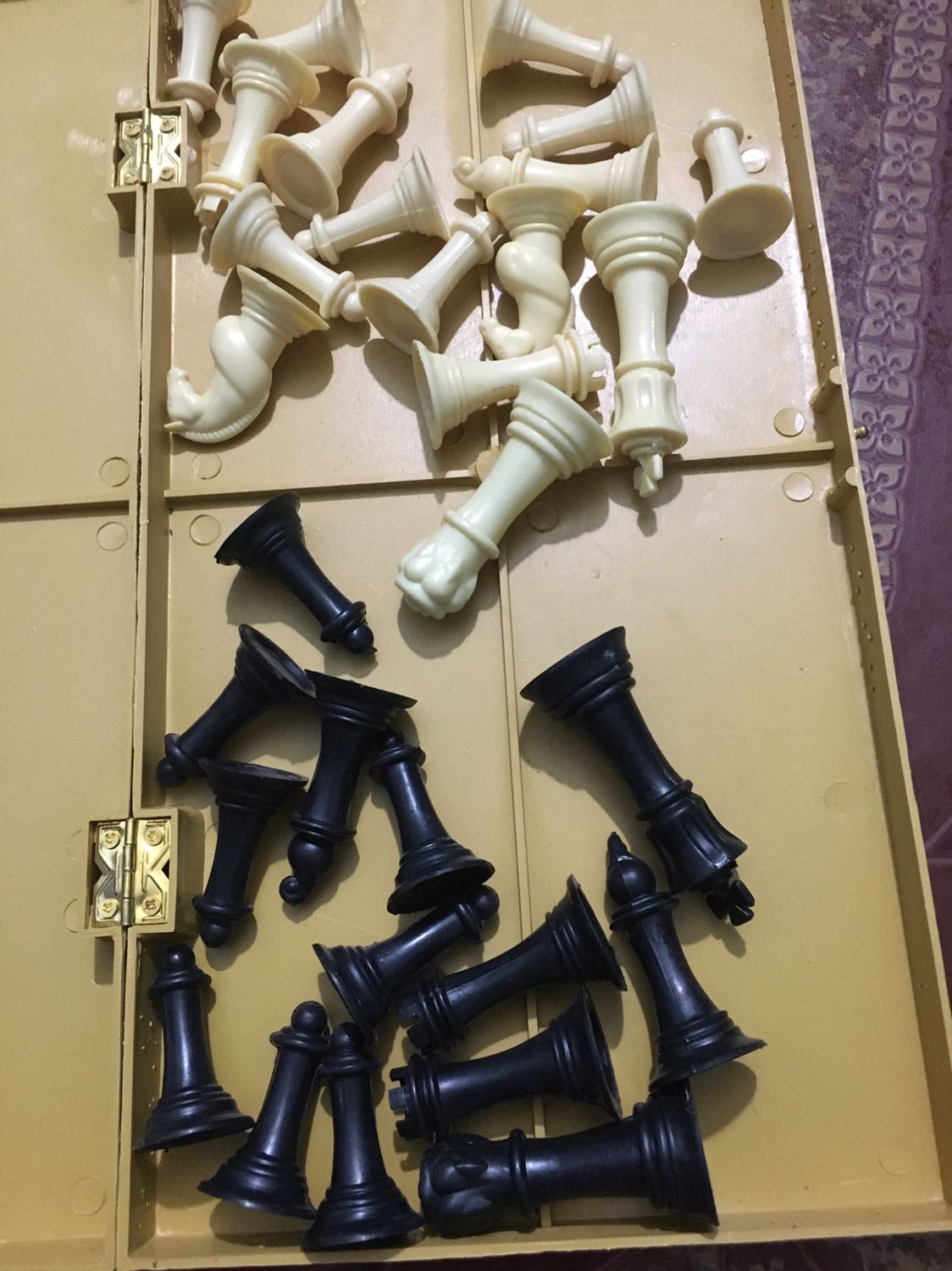 Sản phẩm tốt và chất lượng, nhưng lại thiếu 2 con mã, shope nên đổi lại cho kach hàng, sản phẩm đầy đủ