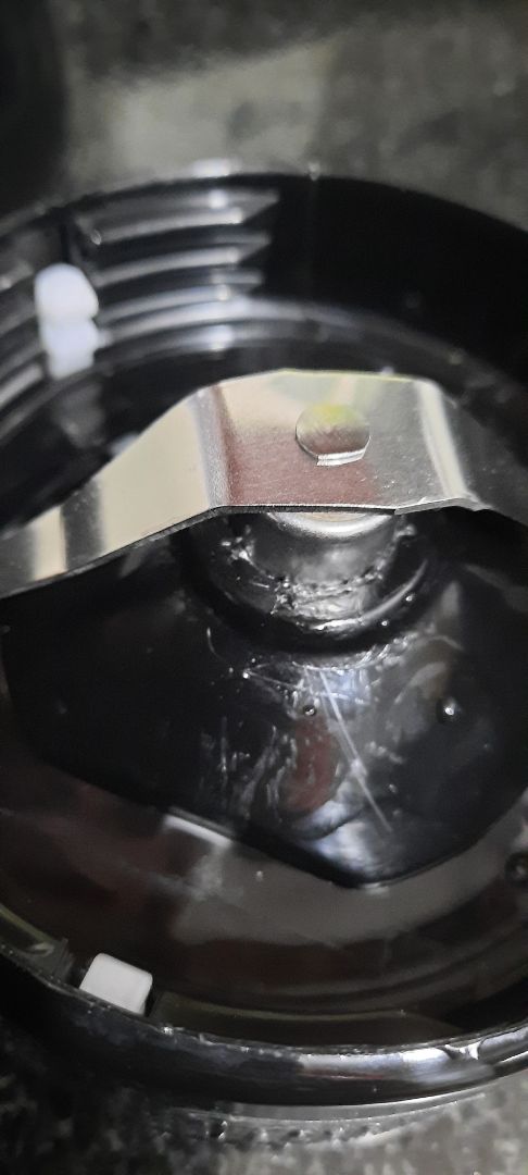 Không hài lòng về sản phẩm: nhựa trong cối bị xù lên trông kém chất lượng, cốc thủy tinh dày cộm, thủy tinh đục, nhãn trên các cối bị lệch (giao hàng thì rất nhanh, đóng gói cản thận)