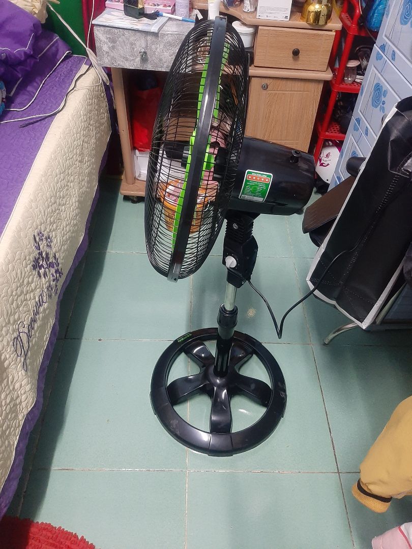 shop đưa cay quạt nhỏ xíu sai kich thước,còn cái phiếu bảo hành ko ghi gi cả ko tên cửa hàng luôn quá thất vọng