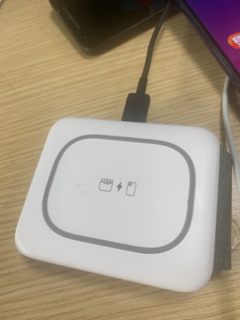 Sạc chưa thực sự nhanh nhưng đủ dùng. Tuy nhiên nhiều lúc rất khó để nhận sạc điện thoại. Phải đặt đúng vị trí. Lực hút sạc đồng hồ Apple Watch hơi yếu. Điện thoại sạc dễ bị nóng và thời gian chờ sạc lâu.