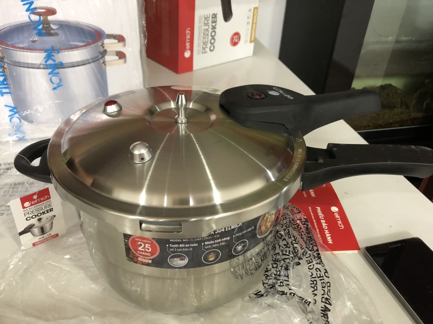 LƯU Ý VAN XẢ ÁP:
1. Nồi đẹp, chắc chắn, bắt từ tốt, 4l phù hợp gđ 4-6 người, inox 304, ko có gì để chê, rất ưng.
2. Tiki giao hàng nhanh. Giá rẻ hơn nhiều so với mua ở nơi khác. Yên tâm chính hãng.
3 Lưu ý van xả áp: Giao thiếu van cho mình. Tiki và TT bảo hành của Elmich đã giao bù lại. Khuyên bạn nào mua nồi lưu ý: quay clip khi mở hàng; Kiểm tra kỹ ở miếng xốp có gắn van xả áp (cục tròn tròn màu đen nắp đỏ) ko? Tgian giao bổ sung đồ cũng mất 1 tuần đó.