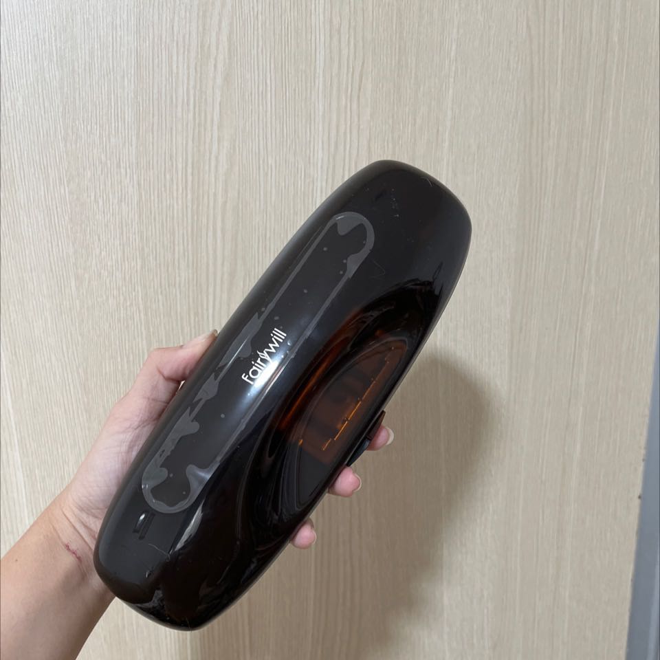 Rất ưng sản phẩm nhen. Đóng gói kỹ lưỡng. Nhìn bộ sp mà mê. Mê nhất là hộp đựng thân và đầu bàn chải. Trong hộp đựng đầu bàn chải còn có tia UV tiệt trùng luôn. Mà phê nhất là sạc pin trực tiếp bằng hộp luôn. Đi du lịch là perfect lắm luôn