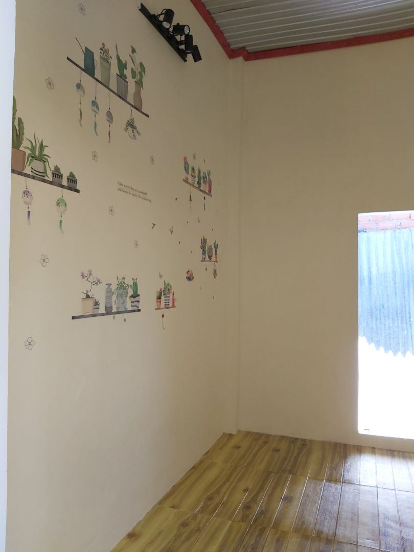 Decal màu sắc đẹp, sắc nét. Có lớp keo dễ dán. Tuy nhiên chọn bề mặt nhẵn, vệ sinh sạch sẽ bề mặt trước khi dán để dễ dán hơn