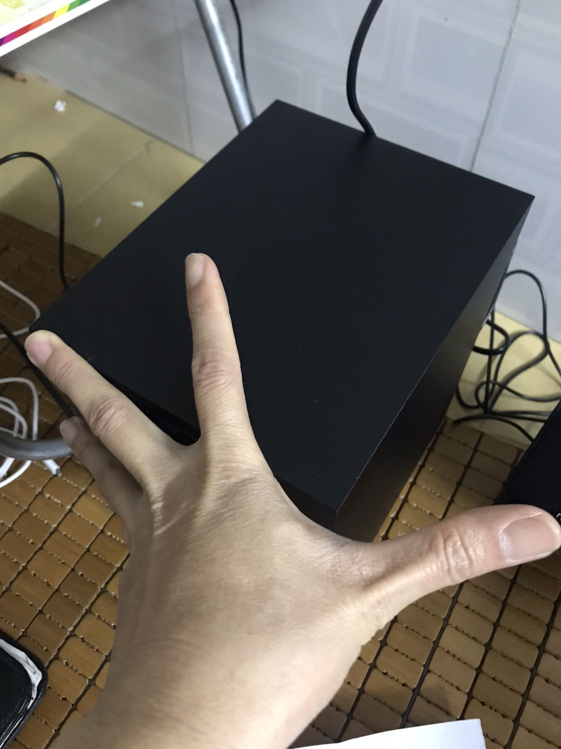 9 h 14/01/2021 tôi đặt mua, trưa ngày 15/01/2021 tôi nhận được. Vì đã đặt hàng nhiều lần trên Tiki nên tôi rất tin tưởng sản phẩm. Nhưng khi mở ra không đúng như hàng tôi đặt. 
27,3 x 18,8 x32,5cm. Cân nặng 3 kg. 
Nhưng hàng tôi nhận được là: 14,5 x 18,5 x 20 cm. Cân nặng 1,5 kg. Chất lượng âm thanh rất tệ. Đã phản ánh lên Tiki mong được đổi lại đúng sản phẩm.