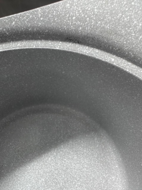 Mua lần đầu , thì bị vỡ mất cái quay nồi phải làm yêu cầu đổi trả . 
Tuần sau đổi cái mới thì y chang bộ cũ chỉ thay cái quay cầm mới ( biết vì lần đầu có trầy men , hàng đổi lại y như cái vết trầy men lần đầu :) ) mà tặng thêm 2 cái nồi còn lại trầy men quay nồi hết . 
Đánh giá 1 sao, vì không đóng gói hàng kỹ và 3 cái nồi đều trầy men hết !