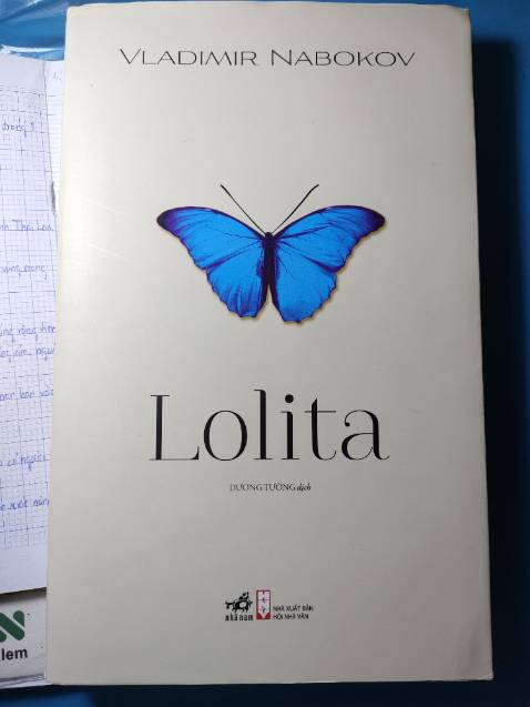 Mua cũng hơn tháng rồi mà giờ mới nhớ ra chưa đánh giá...
Vận chuyển thì, chắc là như mọi lần (móp...) á, hong nhớ lắm :'>
Sách khổ to, có bìa rời ở ngoài. Hơi bị thích sự khác biệt của bìa trong và ngoài luôn.
Trước đây mình xem phim rồi, cảm giác nó rối bời lắm luôn ấy, quyết định đọc sách để xem nội dung có gì khác không, nhưng mà, suy nghĩ của Humbert làm mình sợ hãi lắm luôn í, chi tiết hơn phim nhiều, nên cuối cùng thì chỉ lết được nửa cuốn, không dám đọc tiếp (⁠・⁠–⁠・⁠;⁠)⁠ゞ. Ấn tượng nhất là cảnh "Carmen bé bỏng của tôi", rợn cả người.
Hình sách ở dưới là sau khi trải qua những ngày tháng trên kệ của mình, hơi tàn. Và một khúc mà mình rất thích.
