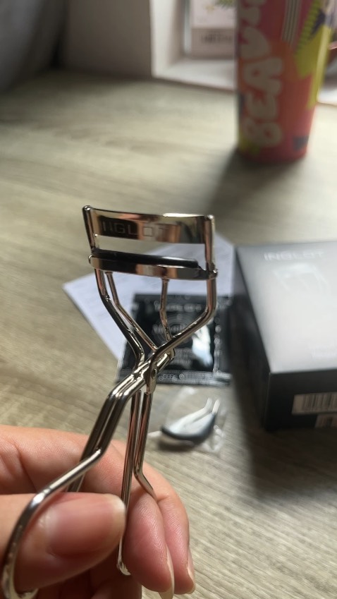 Kẹp mi chắc chắn, đẹp, vừa tay, dễ sử dụng. Có thêm miếng nhựa để thay mới.