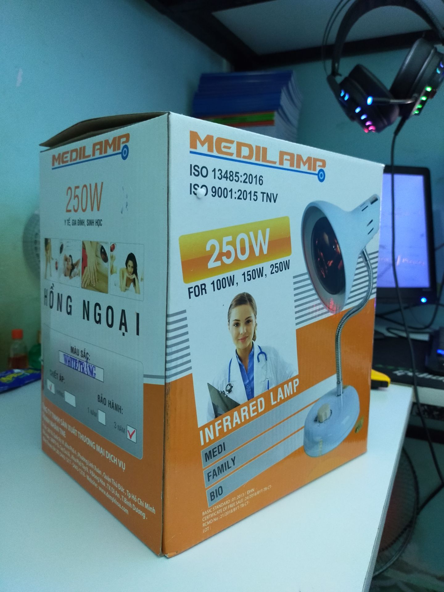 Lúc đầu coi đánh giá hơi quan ngại nhưng nhận rồi không hiểu mấy bạn đó đánh giá kiểu gì, Shop đóng gói khá tốt, thùng bên ngoài, lót mót 4 vách bên trong, giữa là hộp sản phẩm, trong hộp thì có lót mót ở phần bóng đèn, bọc chống sốc nilong tổ ong nữa.
Đèn chính hãng, có hộp, giấy bảo hành, tem chống hàng giả luôn. Xài rất tốt, điều chỉnh được các mức độ. Với mức giá quá tốt như vậy là quá hài lòng.