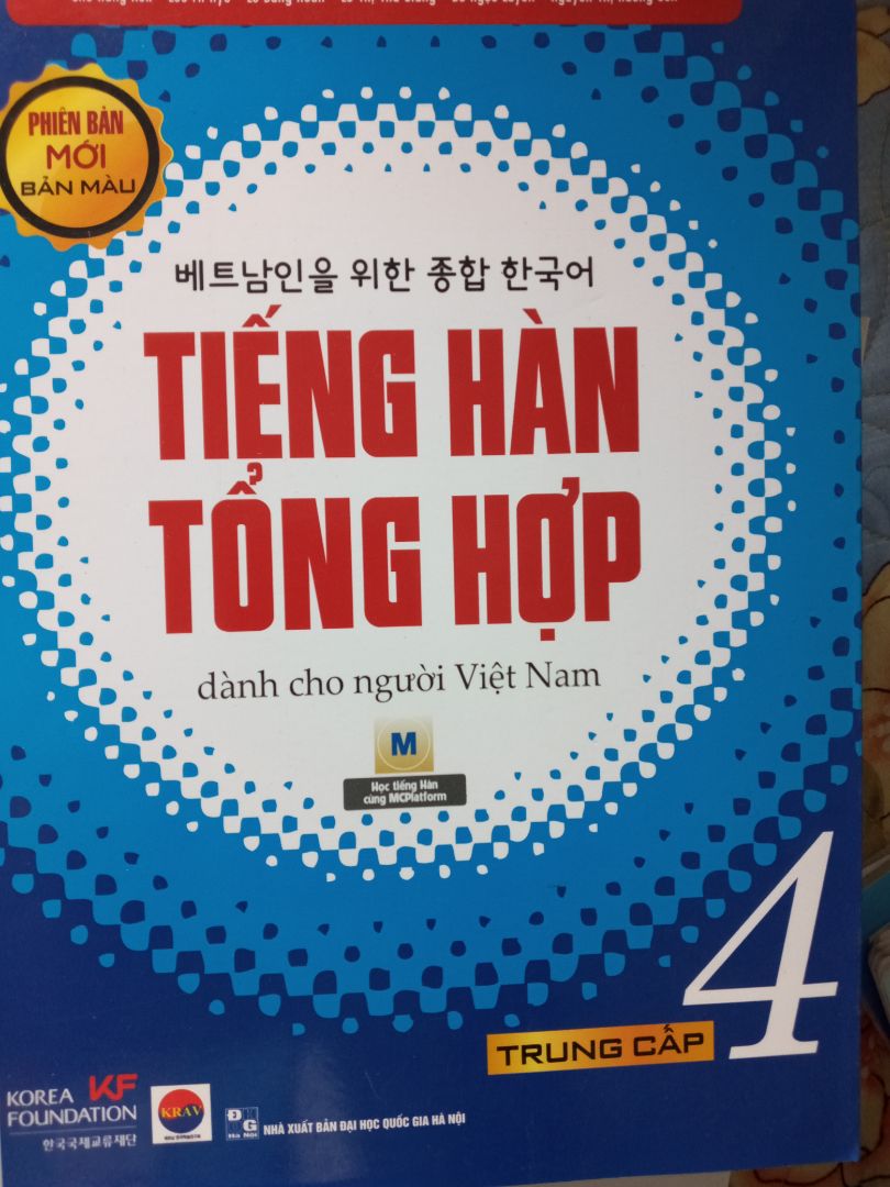 thay vì mua sách lậu và bản không màu khó nhìn mỏi mắt hãy mua sách này đx đầu tư màu mè và giấy chất lượng tốt, giá cũng nhỉnh hơn có chút thôi