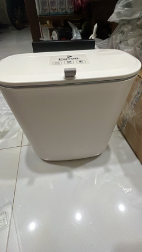 Nắp với phụ kiện đi kèm shop nên bọc 1 lớp xốp hay nhét thêm nilon để ko bị va chạm nhiều khi bỏ vào bên trong thùng rác. Mình nhận thùng hàng bên trong cứ va vào nhau, chỉ sợ bể. Thùng rác khá ok, để sd rồi mới biết được có bền ko. Mua được giá 114k luôn ship, trong khi 2 sàn kia đến 190k. Nên xem kĩ có phải loại bn02 ko haha