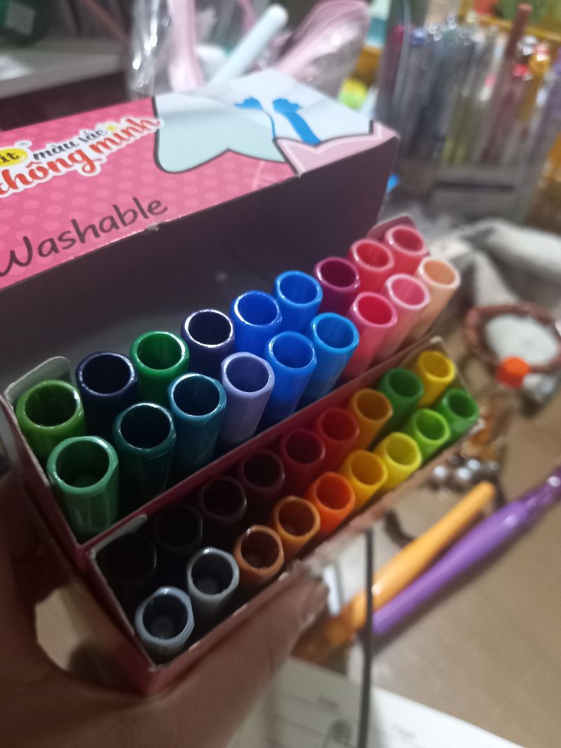 Thấy được quảng cáo rầm rộ nên mình cũng mua thử. Phần thân mực khá ngắn nên có thể sẽ nhanh hết! Nhưng với giá khá rẻ cho 36 màu thì cũng không nên yêu cầu quá nhiều. Bút có đầu cứng, thiết kế thông minh cho người đã viết lâu hoặc mới tập viết, dễ đi nét thanh và nét đậm! Tuy nhiên theo cá nhân mình thấy bút có màu hơi sặc sỡ, hầu như không có màu pastel, điều này khiến nó khá giống bộ bút lông tô màu. Tuy chất mực cũng ổn, không làm lem sổ mỏng. Thấy được quảng cáo rầm rộ nên mình cũng mua thử. Phần thân mực khá ngắn nên có thể sẽ nhanh hết! Nhưng với giá khá rẻ cho 36 màu thì cũng không nên yêu cầu quá nhiều. Bút có đầu cứng, thiết kế thông minh cho người đã viết lâu hoặc mới tập viết, dễ đi nét thanh và nét đậm! Tuy nhiên theo cá nhân mình thấy bút có màu hơi sặc sỡ, hầu như không có màu pastel, điều này khiến nó khá giống bộ bút lông tô màu. Tuy chất mực cũng ổn, không làm lem sổ mỏng.