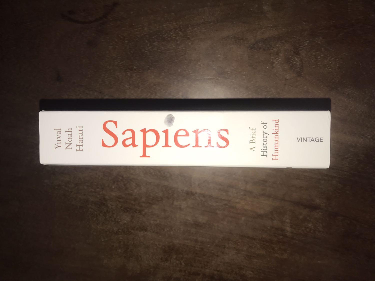 Fahasa đóng hàng rất cẩn thận. Sách bìa mềm, giấy hơi ngả vàng, chất giấy dày dặn rất chất lượng. Sách khổ nhỏ và cầm nhẹ tay. Tuy nhiên thì bìa sách dễ bám bẩn nên khi đọc cần cẩn thận. Sách chất lượng so với mức giá. Nhận xét này không bao gồm nội dung của sách.