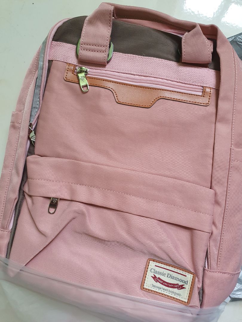 Đặt hàng mùa này nhưng giao hàng vẫn nhanh chóng. Balo đẹp và nhiều túi đúng ý mình.