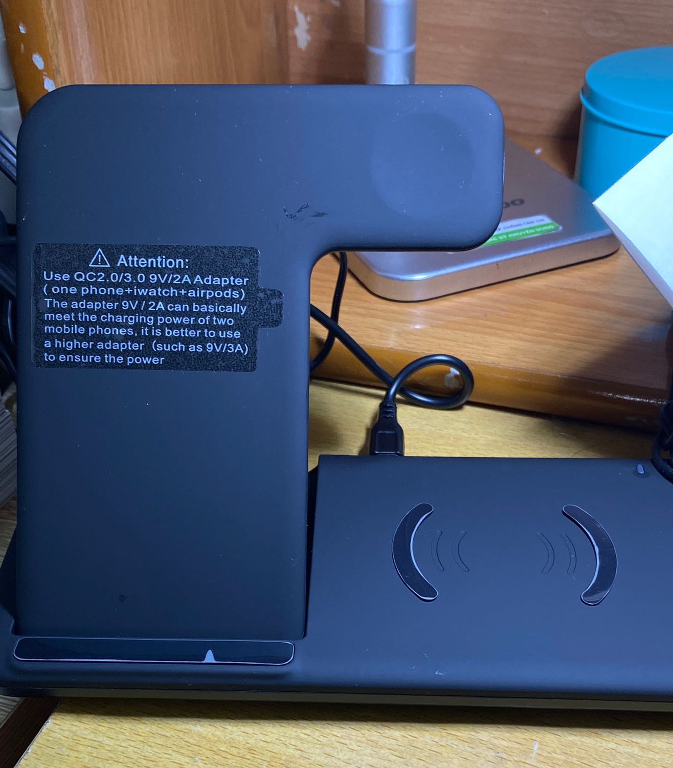 Đế dựng không chắc chắn, xê dịch chân sạc chút hoặc đt nhận thông báo rung sẽ trượt và rơi ngay. 

Thấy QC dựng được nên mới mua loại này mà phí tiền. Nếu các bạn chỉ muốn sạc nhanh ko nên mua loại này, còn nếu muốn dựng đc lúc sạc để facetime với bạn bè thì càng ko nên mua. 

Mỗi lần đt trượt rơi là người bên cạnh giật mình. Hỏi shop nhờ hỗ trợ nhưng shop bảo sao lại dễ rơi, chỉ dựng lên là được, ko hiểu cskh kiểu gì. 

Tiki ko cho tải video sử dụng thực tế ở drive nhé 

https://drive.google.com/file/d/1NoRd8qqMhS31UE15wgd4V9ycp1r0ZErn/view?usp=drivesdk