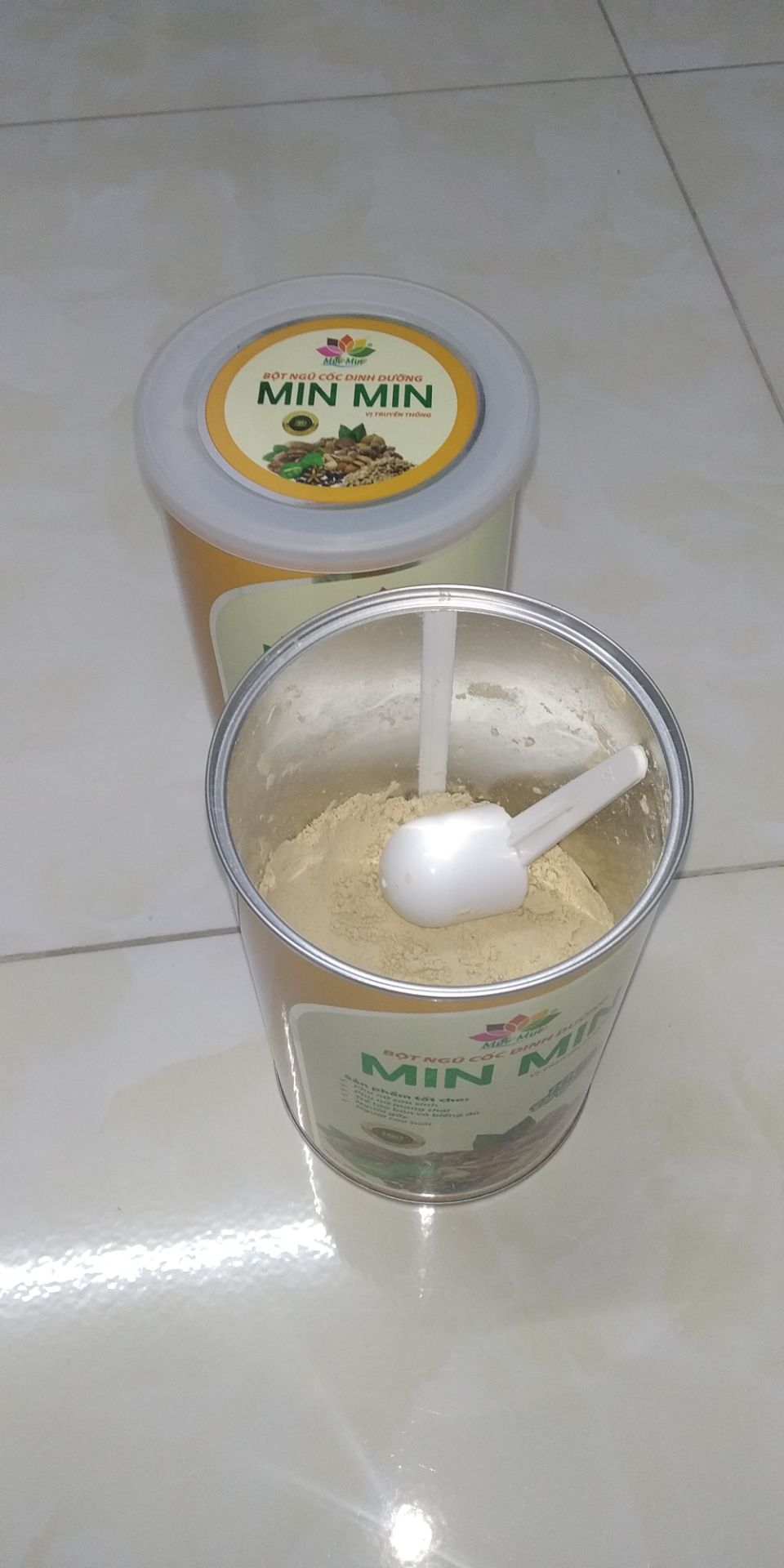 Bột mịn, có mùi thơm của đậu nành.
Nên pha theo công thức hướng dẫn và thêm sữa tươi không đường của Vinamilk để ngon hơn.