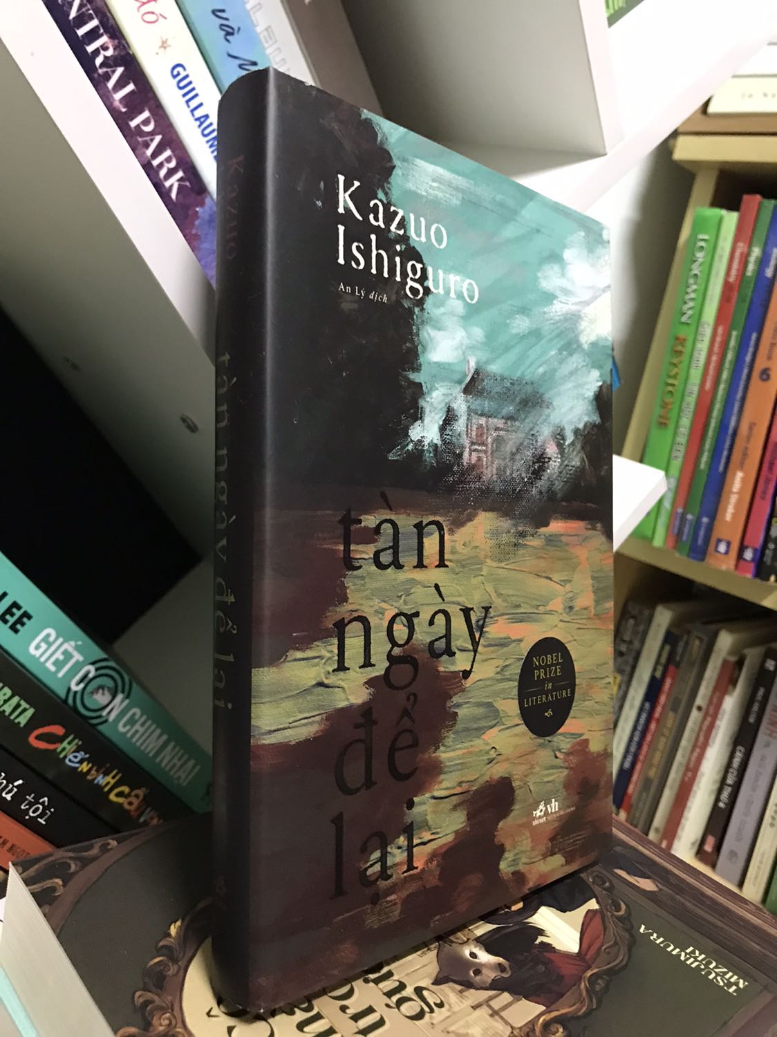 Một tác phẩm xuất sắc của nhà văn Anh gốc Nhật từng đoạt giải Nobel. Đã bị cuốn hút bởi cuốn Mãi Đừng Xa Tôi nên tôi háo hức muốn đọc tiếp cuốn này. Thú thực là sau khi đọc chừng 1/4 cuốn sách tôi đã phải đấu tranh là dừng lại hay đọc tiếp vì tiết tấu chuyện chậm, buồn, cho dù lời văn rất đẹp.
Và, khi tôi đọc hết, tôi thầm cám ơn bản thân mình là có quyết định sáng suốt khi đặt niềm tin vào Kazuo, người từng đoạt 2 giải thưởng văn chương danh giá của văn học thế giới, giải Nobel cho thành tựu đóng góp của tác giả với nền văn học thế giới (2017) và Man Booker cho tác phẩm Ngày Tàn Để Lại (1989).

Một cuốn sách xứng đáng có mặt trên kệ sách của mọi nhà.

Tiki ship siêu tốc đúng hẹn. Sách bìa cứng đẹp long lanh không tì vết, bìa cưng xỉu - nhìn như 1 bức tranh sơn dầu gam màu tối u sầu, rất hợp với cốt truyện.