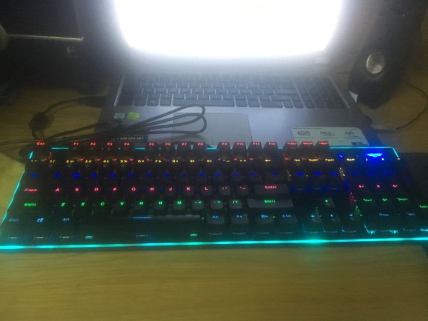 Đã mua và trải nghiệm được 1 ngày . Đánh giá của mình thì bàn phím khá cứng cáp và bền. Có điều là sản phẩm không có kê tay kèm theo nên bạn nào mua về sử dụng liên tục sẽ bị cảm giác mỏi cổ tay . Nên mua thêm kê tay riêng .